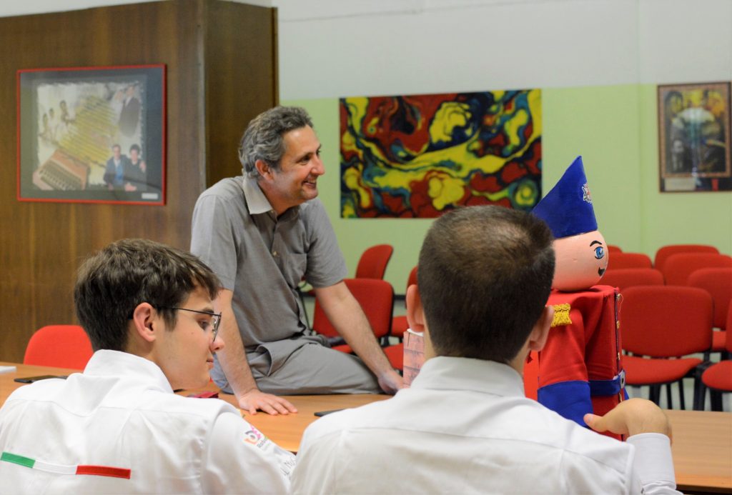 Paolo Costa si fa raccontare dai ragazzi dell' ISS Olivetti di Ivrea come si svolgerà il loro spettatolo robotico
