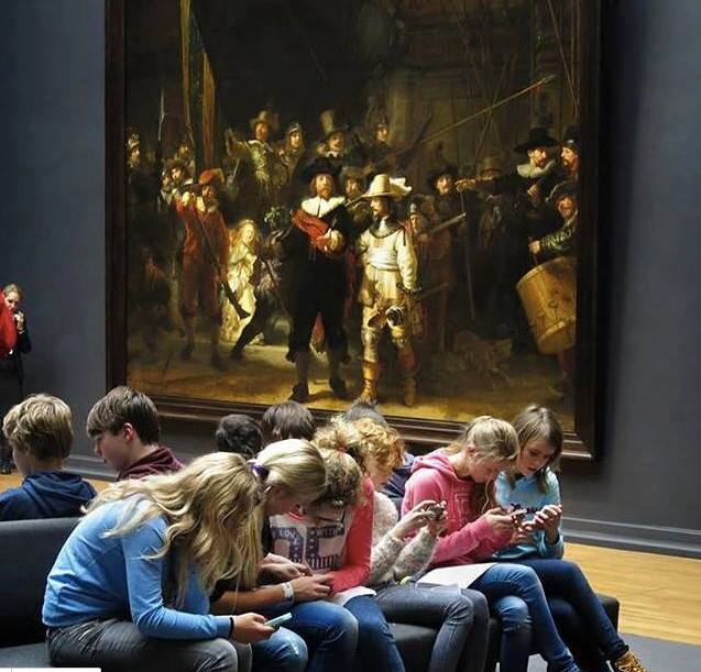 ragazzi al museo con telefono