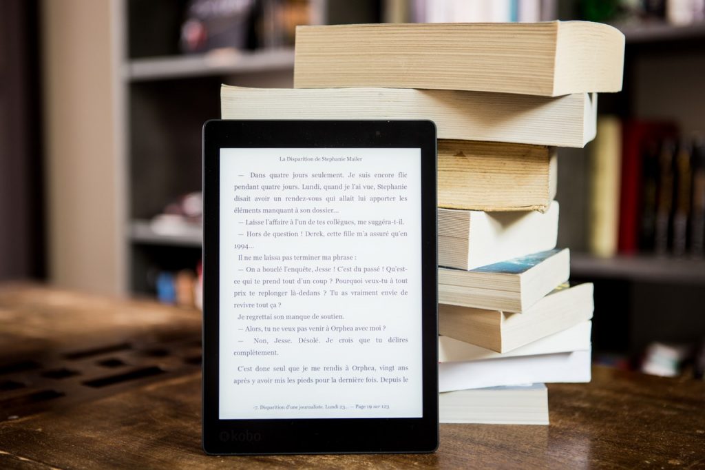 e-reader e libro di carta impatto ambientale Foto di Perfecto Capucine da Pexels